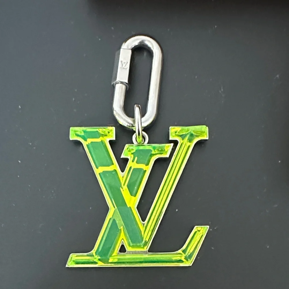 Louis Vuitton 💯% Authentic Neon Green Key Chain w Dustbag & Box. Excellent Con’d - Picture 5 of 10